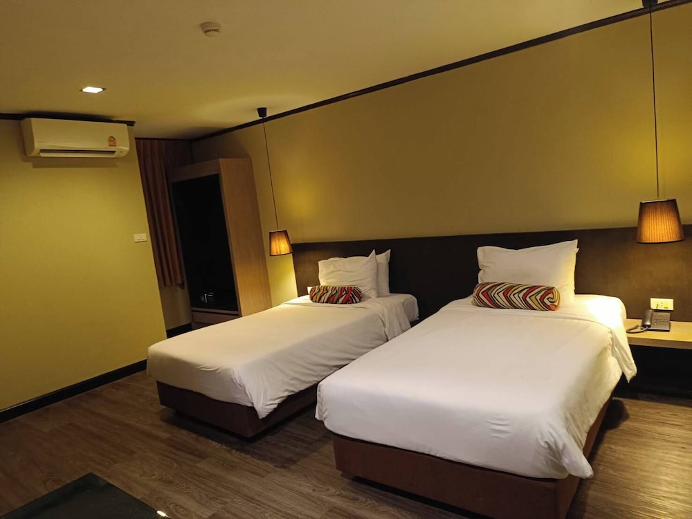 Middle, Deluxe, Twin Beds, No Window