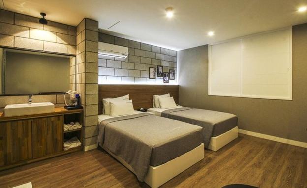 Home Hotel 15/94