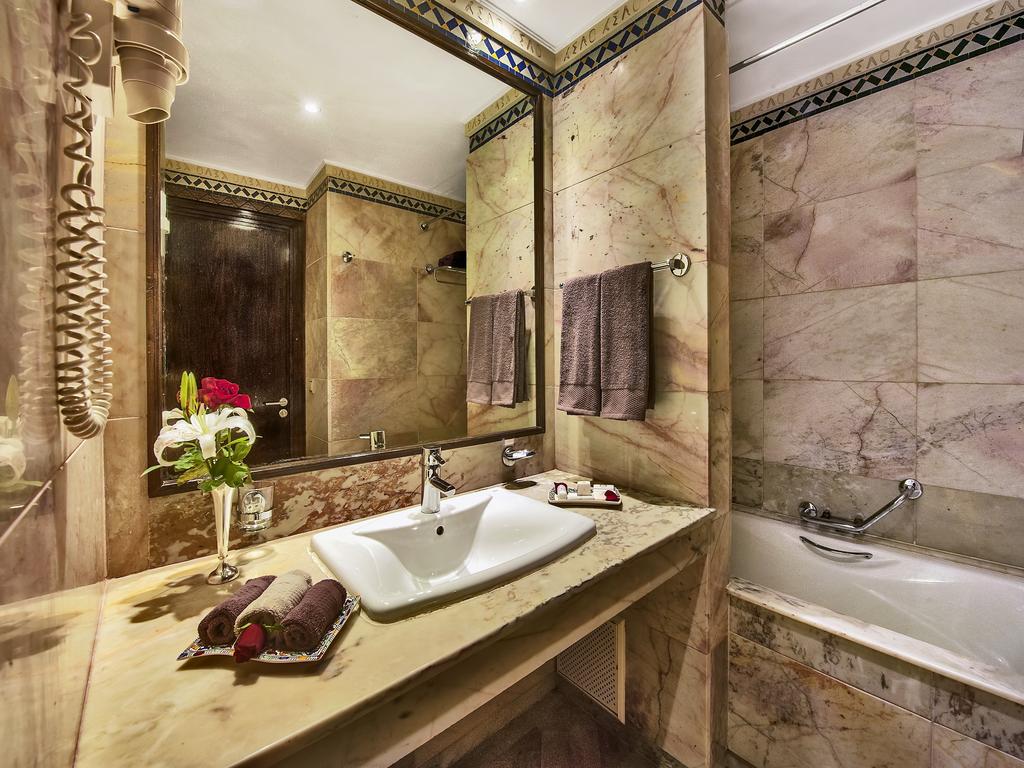 Superior, Queen Bed, Club Val D Anfa 2/3