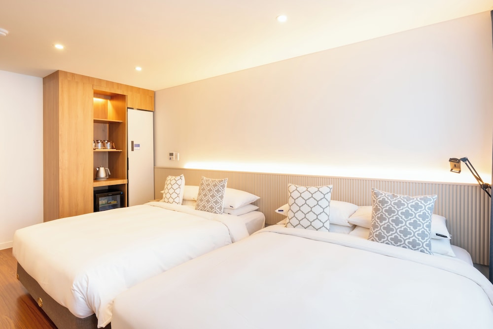1 Bedroom, Family Suite, 2 Double Beds, City View, 2 Bathrooms, Living Area