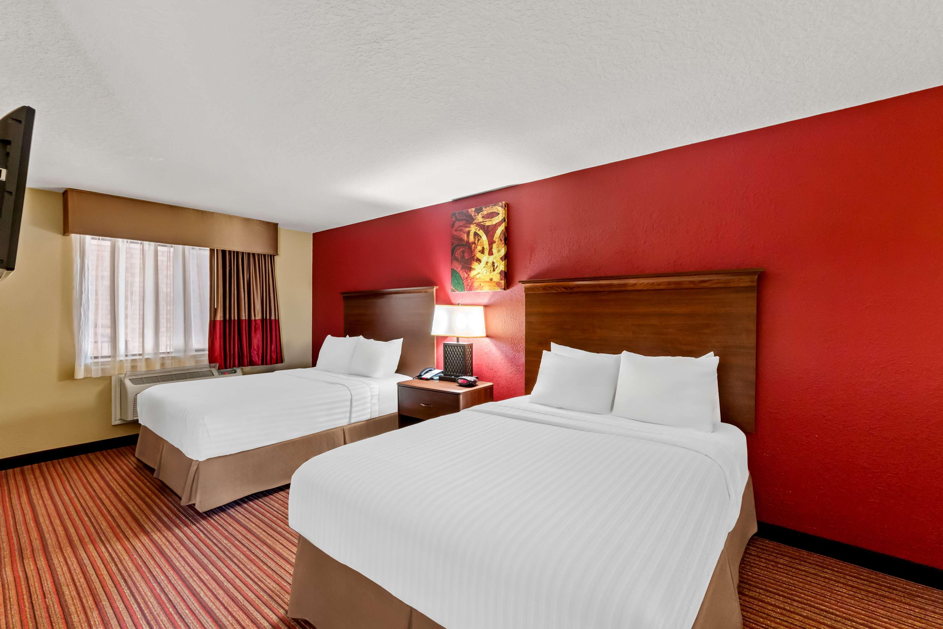 2 Bedrooms, 2 Rooms, Suite, 1 King and 2 Queen Beds, Dining Area