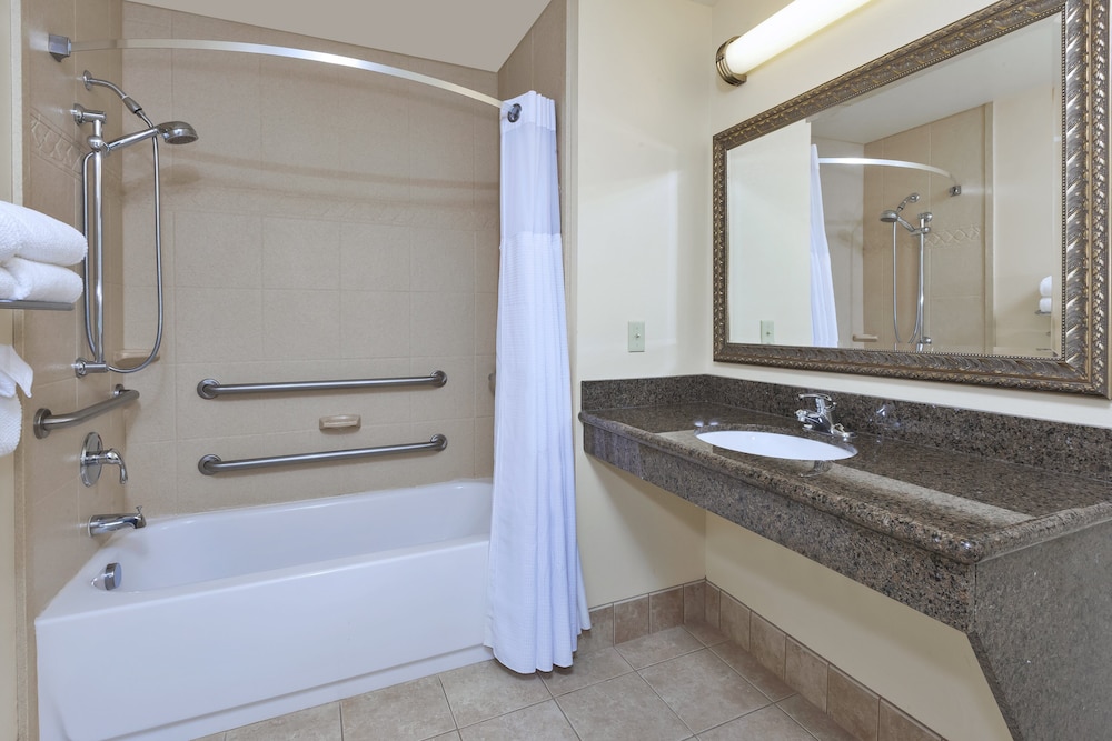 Staybridge Suites Lansing-Okemos 23/84