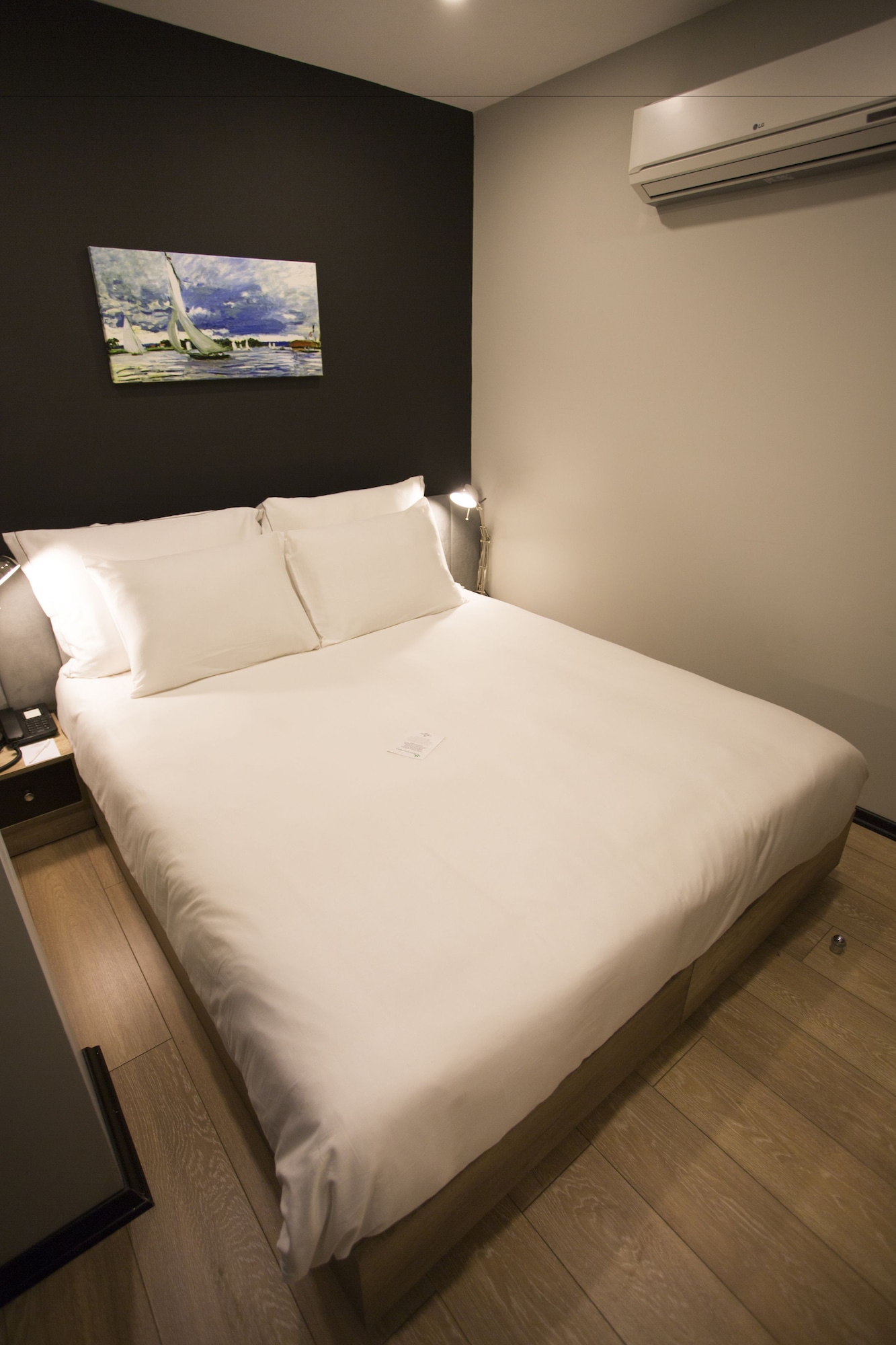 شقة بسرير مزدوج بغرفة نوم واحدة مع أريكة