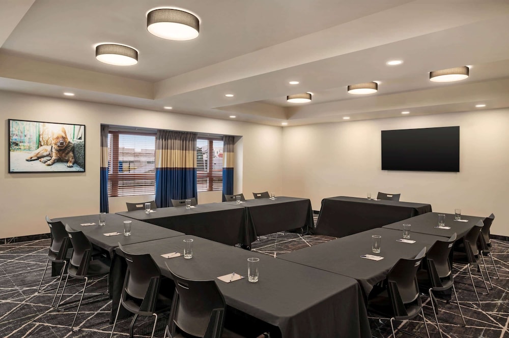 Microtel Inn and Suites by Wyndham Aurora 33/49