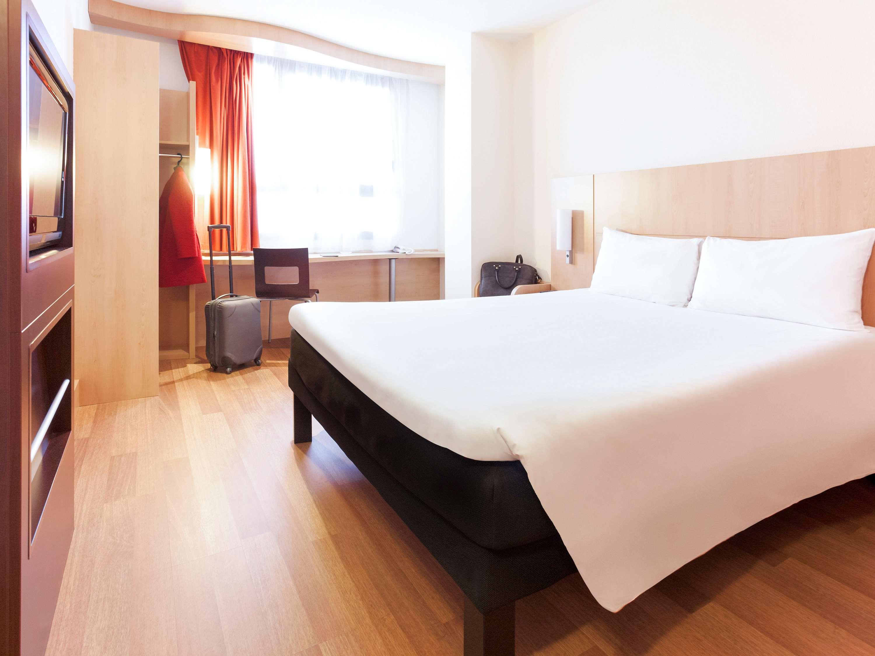 Room, Double Bed, Street View