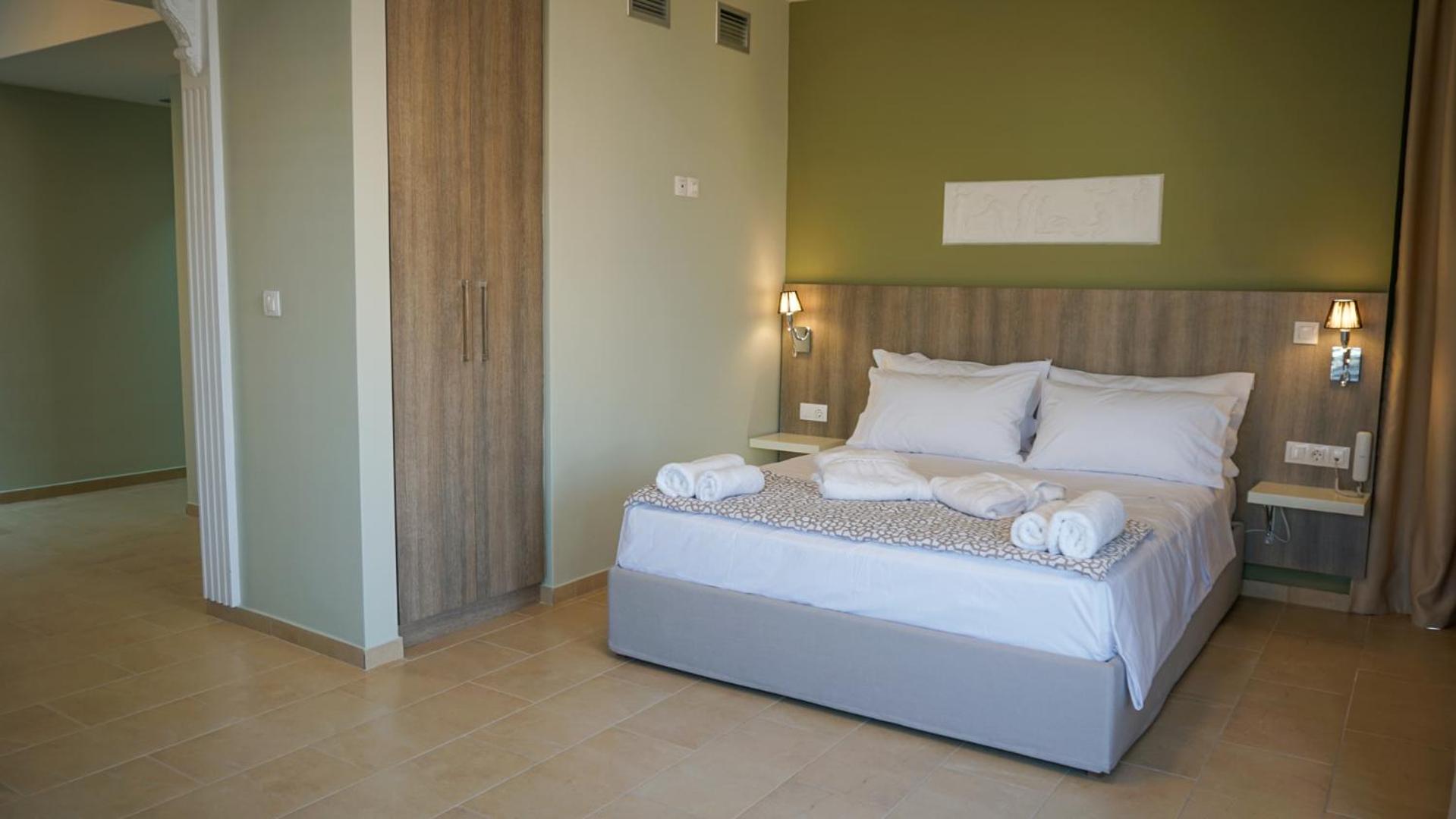 DELUXE, DOUBLE BED, POOL VIEW