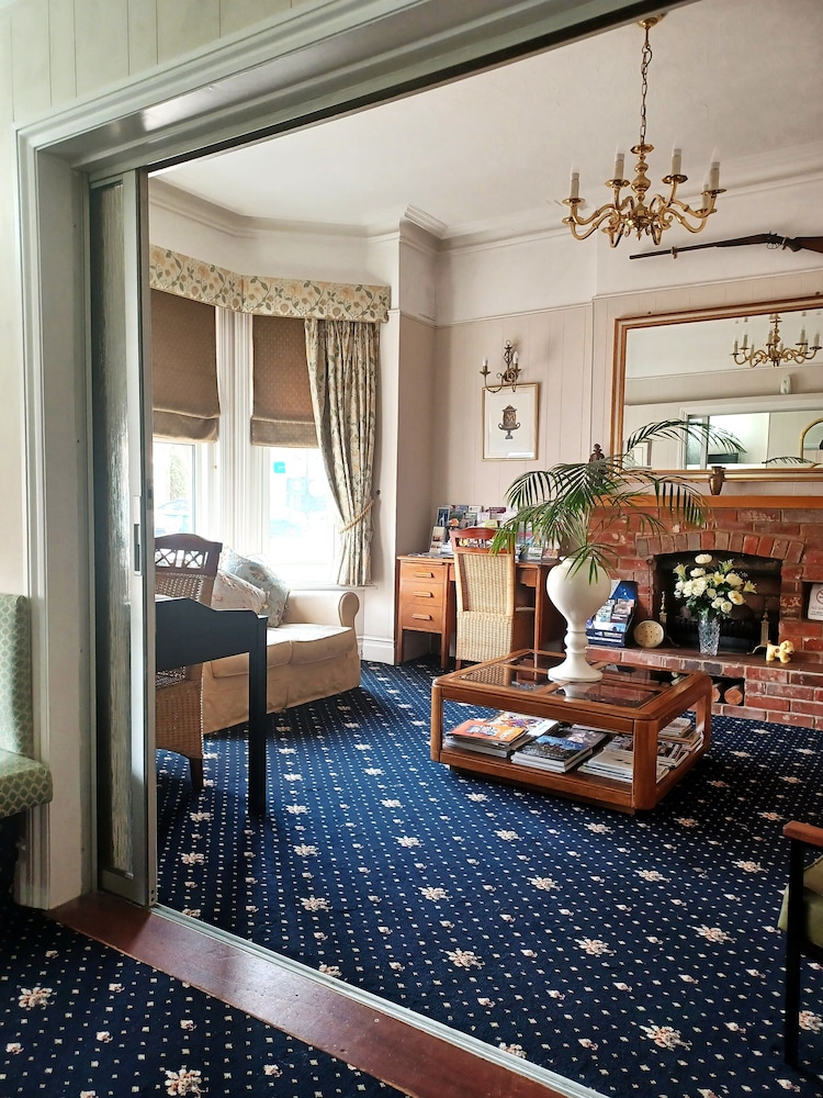 Hunters Lodge 32/50