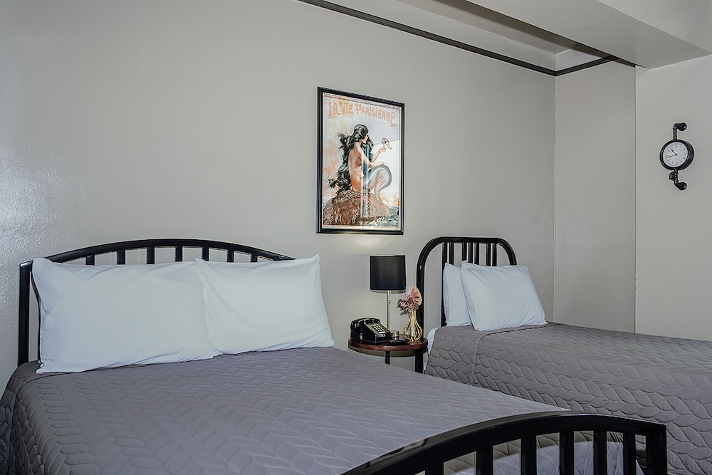 PRIVATE, TWIN BEDS