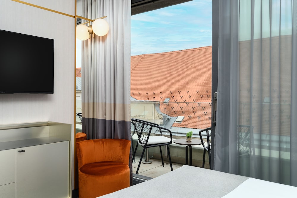 Hotel Emerald & Suites 47/56