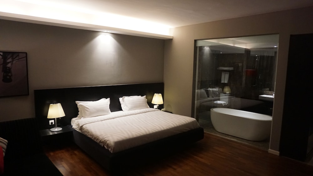 The Shore Hotel & Residences 24/65
