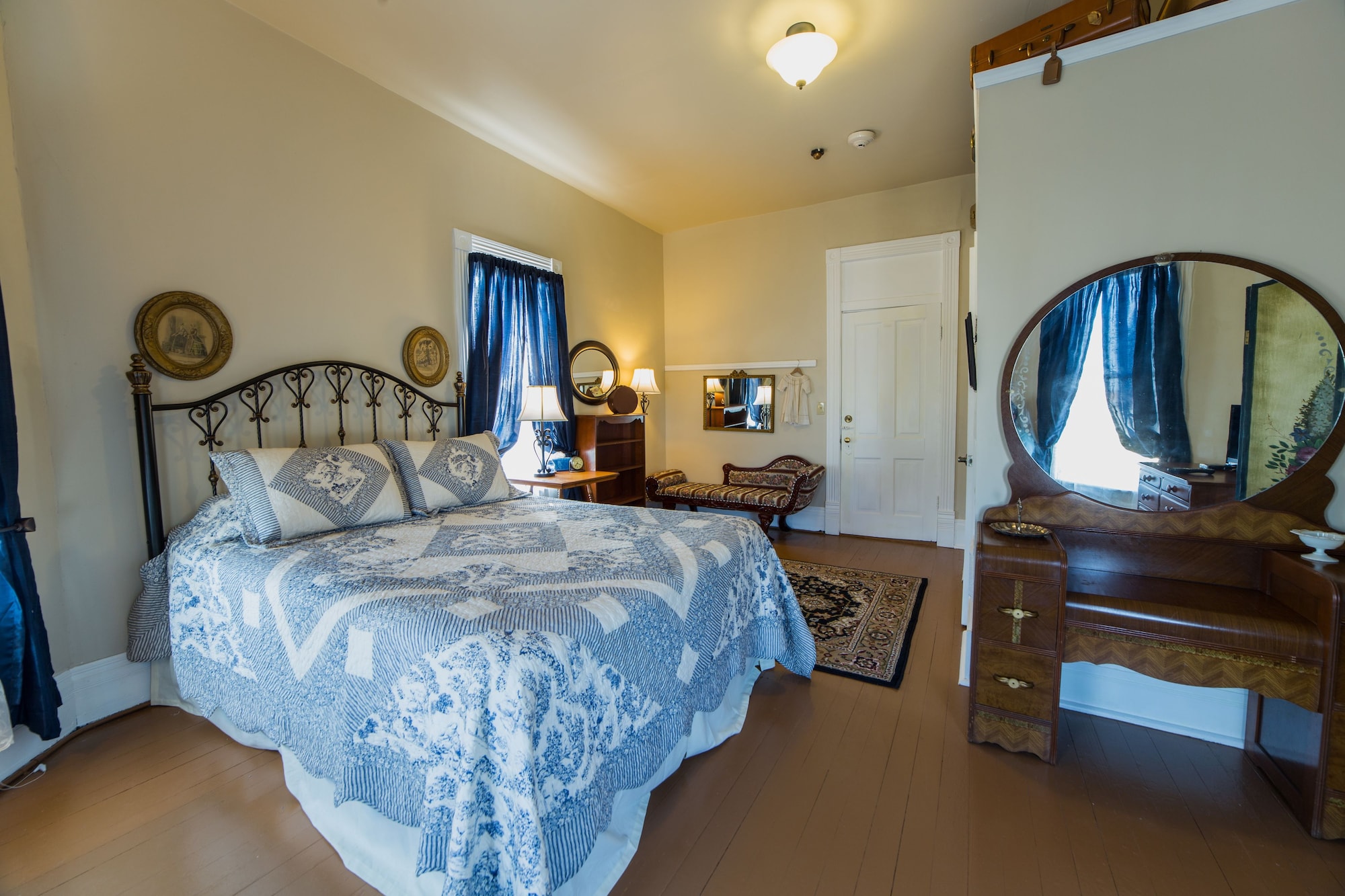 Nine, King Bed, Private Bathroom