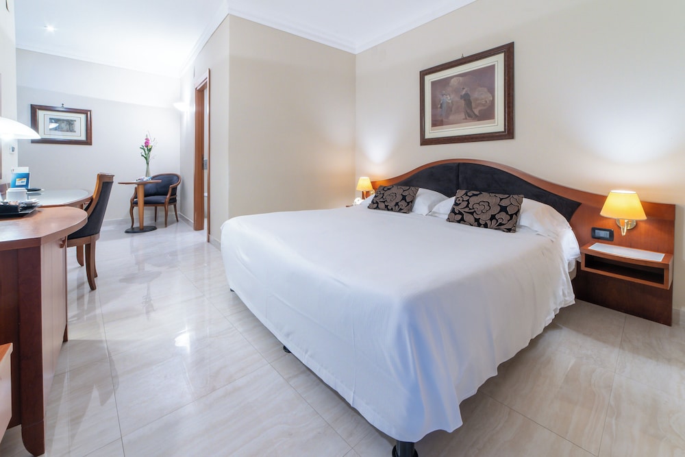 DELUXE, KING BED