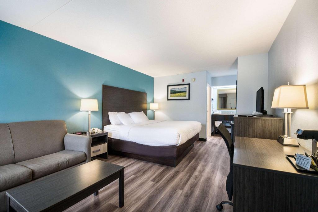 غرفة بسرير كينج مع أريكة، Clarion Inn Cleveland near University 7/10