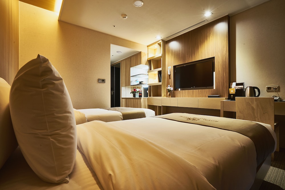 Royal Emporium Hotel 32/72