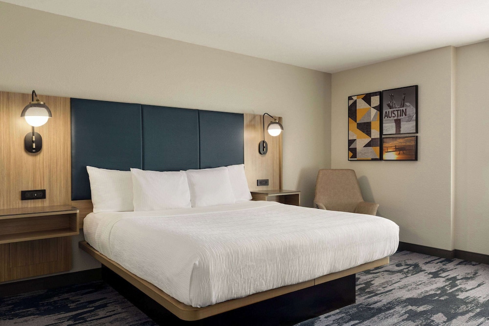 غرفة تنفيذية بسرير كينج، Fairfield by Marriott Inn & Suites Austin West 4/6