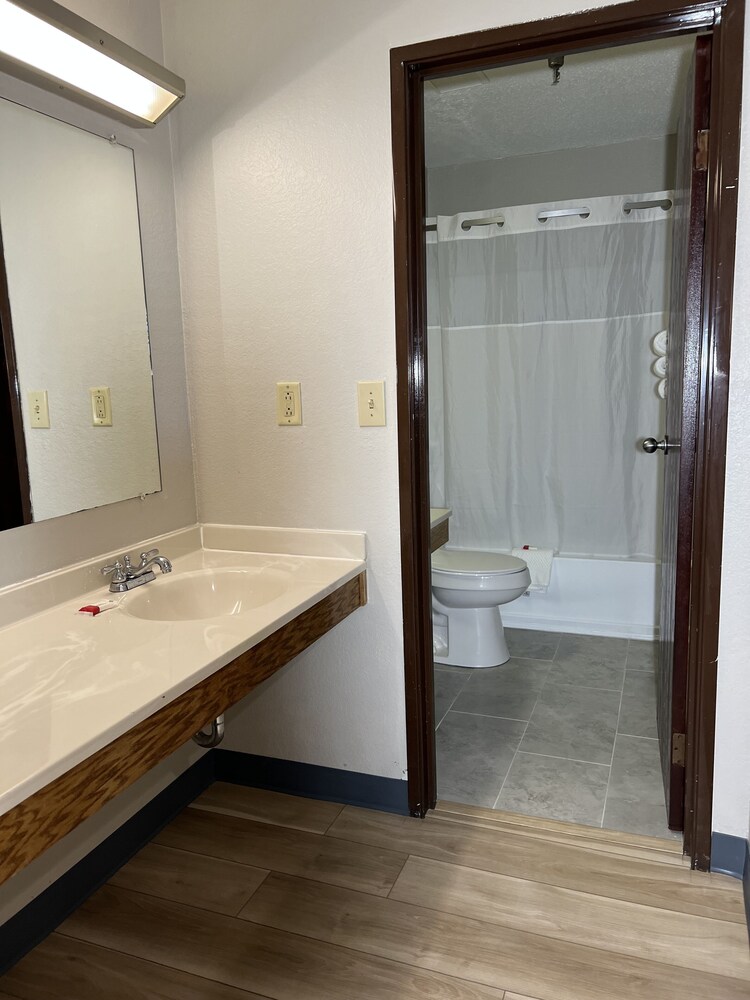 Days Inn by Wyndham Somerset PA I-70 I-76 9/25