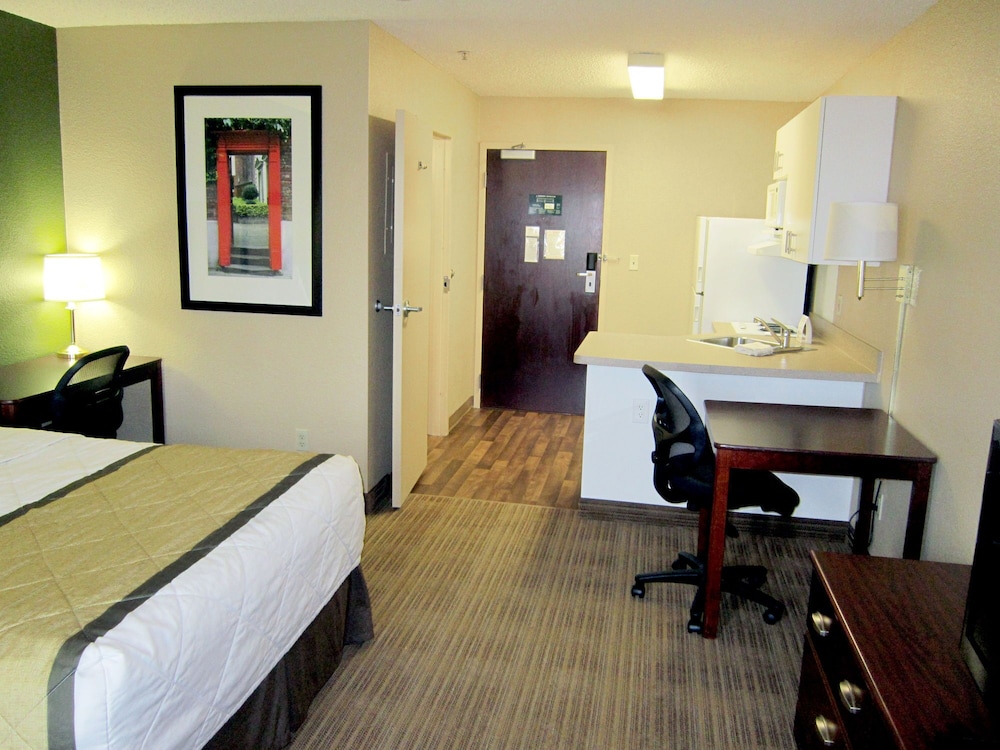 1 Queen Bed Modern, ADA Access, Smk, Kitchen