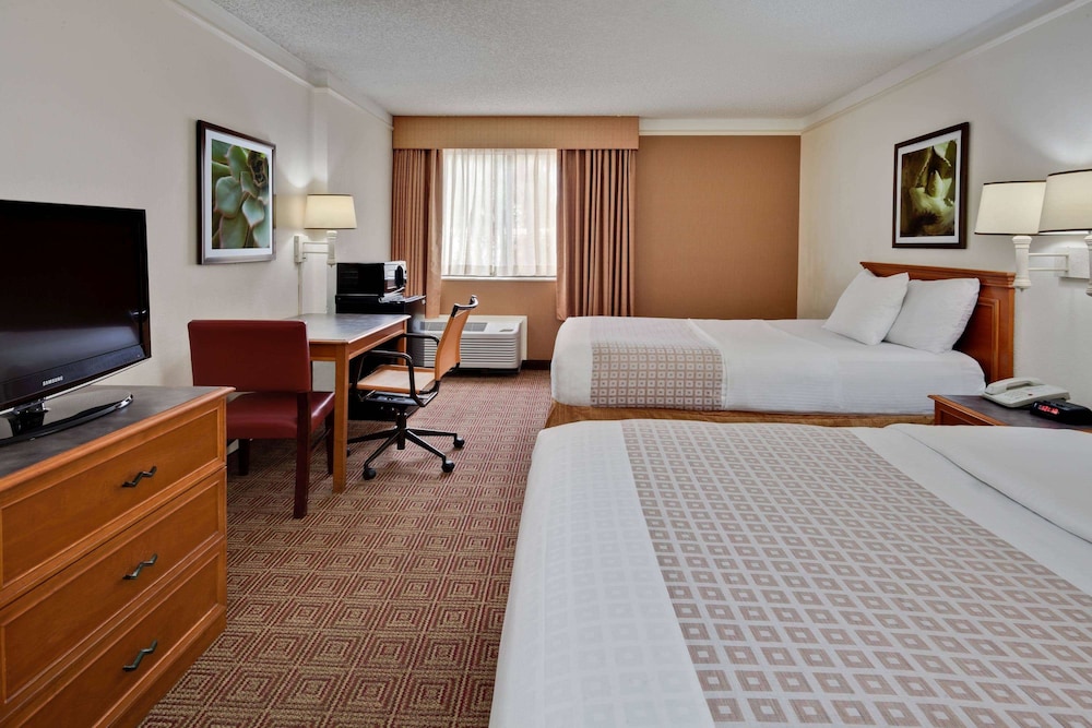 La Quinta Inn & Suites by Wyndham Ft Lauderdale Cypress Cr 17/44