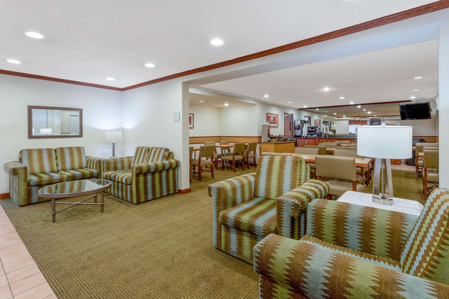 Norwood Inn & Suites by BlissPoint 22/38