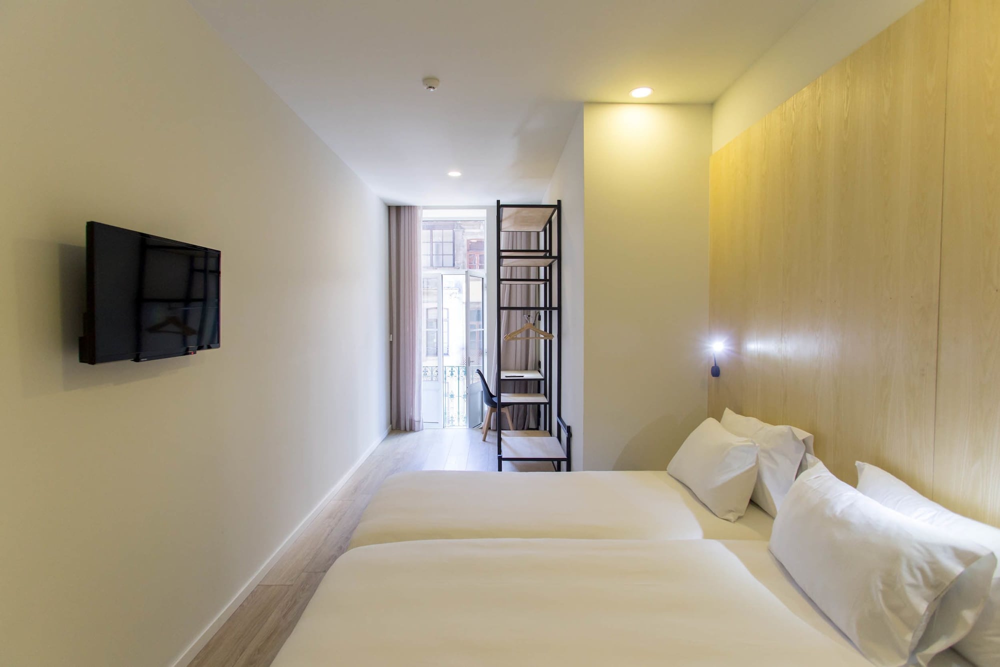 ROOM, TWIN BEDS