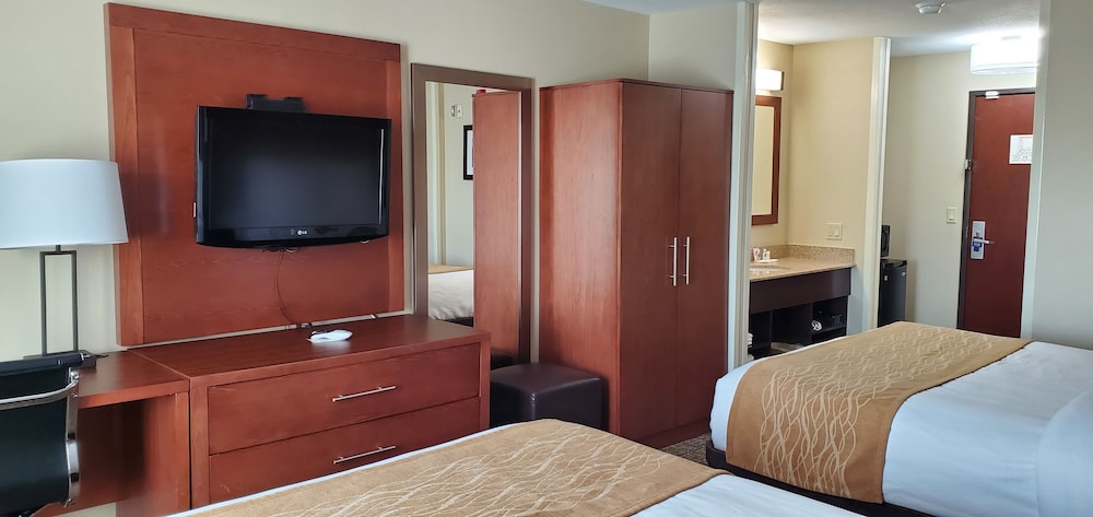 Comfort Inn Portland near I-84 and I-205 17/28