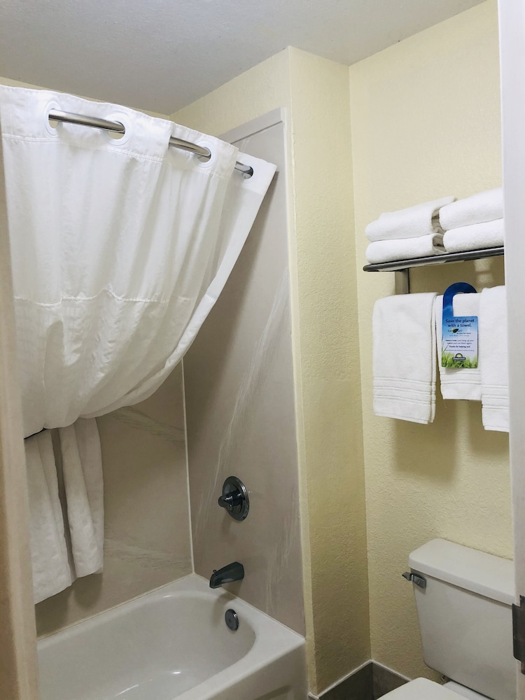 Days Inn & Suites by Wyndham Navarre - near Beaches/Hurlburt 19/27