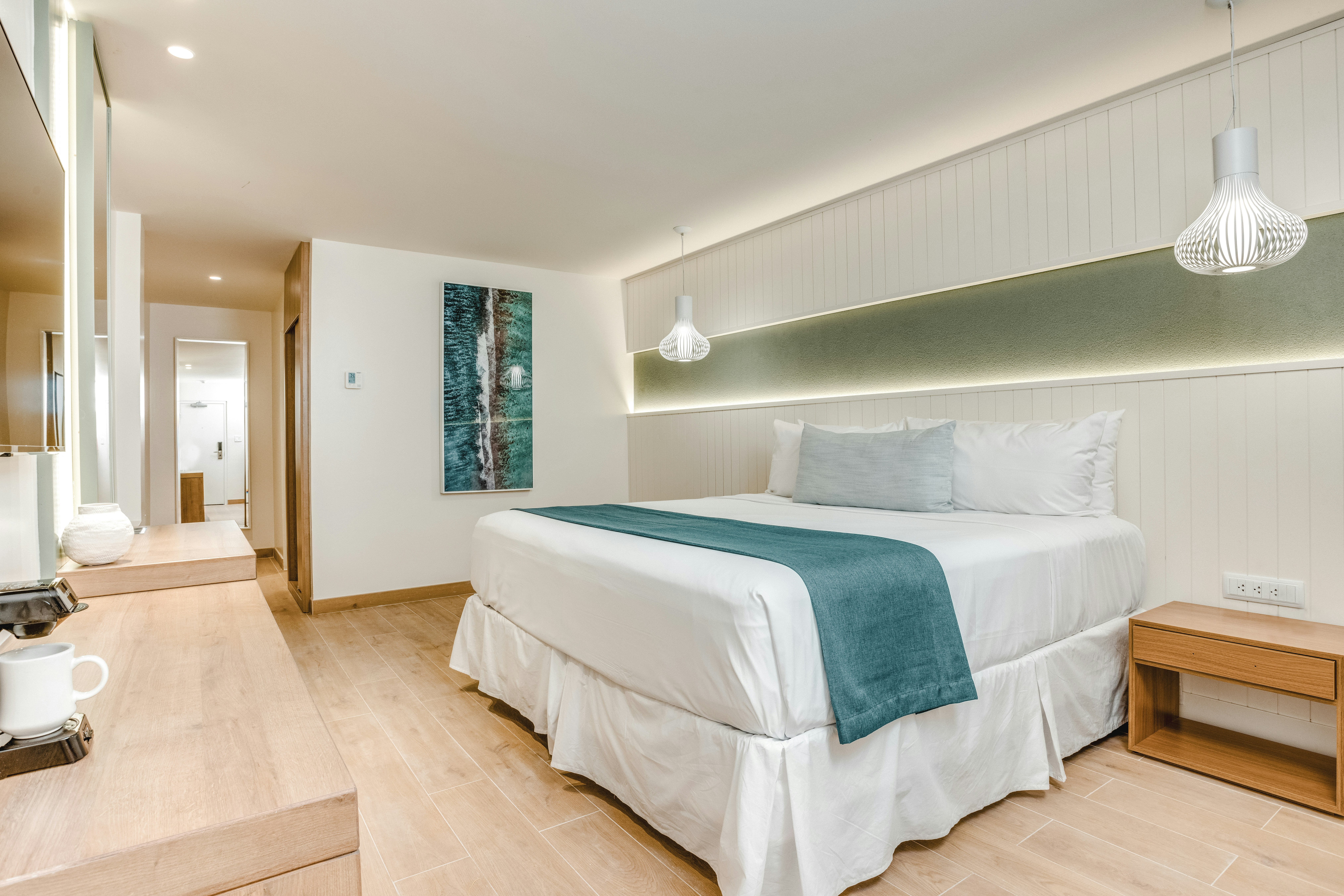 Courtyard, Deluxe, King Bed، Fort George Hotel And Spa 3/4