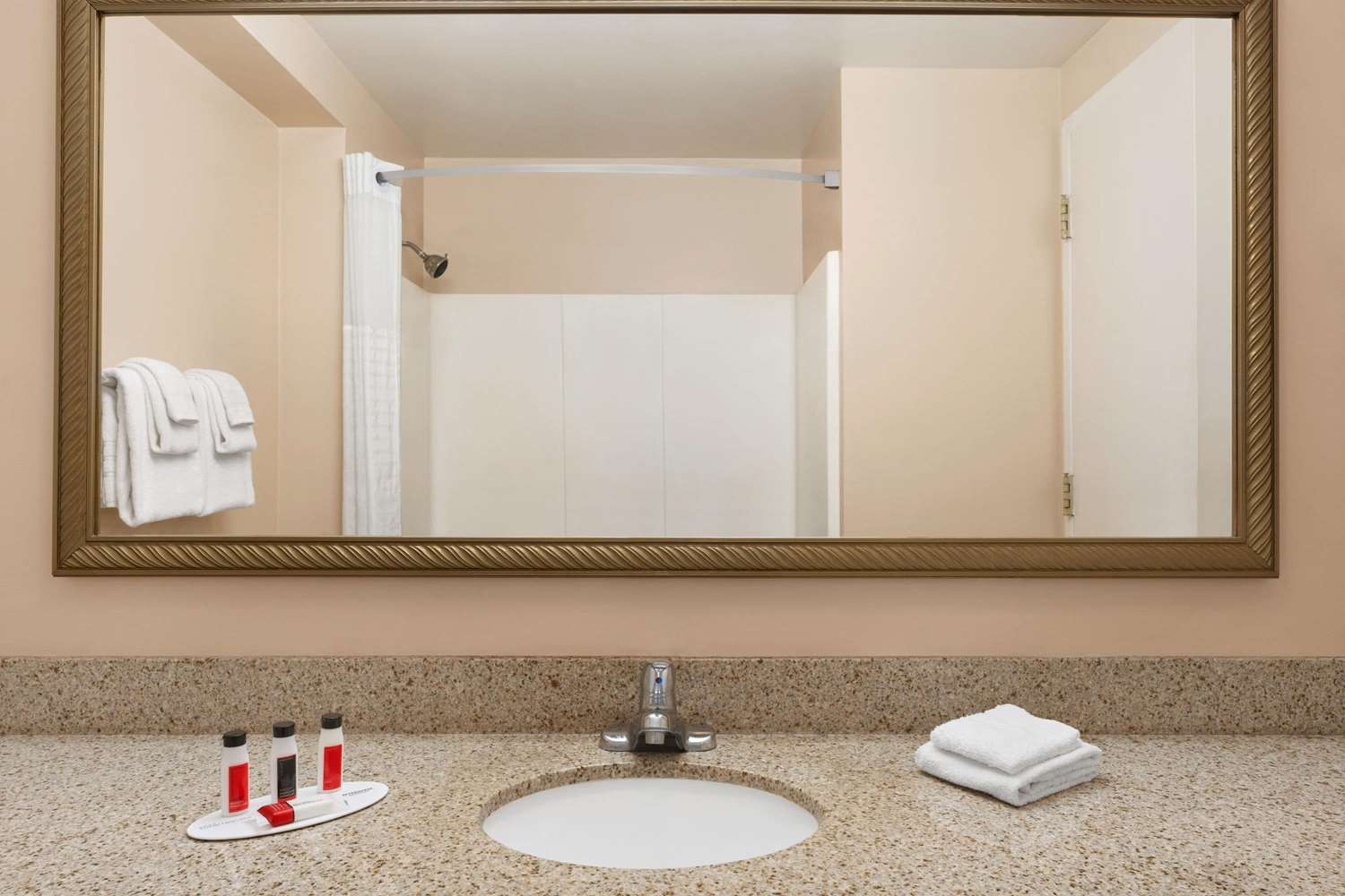 Days Inn by Wyndham Middletown/Newport Area 40/40