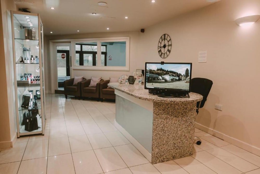 Lobby at OYO Flagship Nant Ddu Lodge Hotel & Spa, Merthyr Tydfil