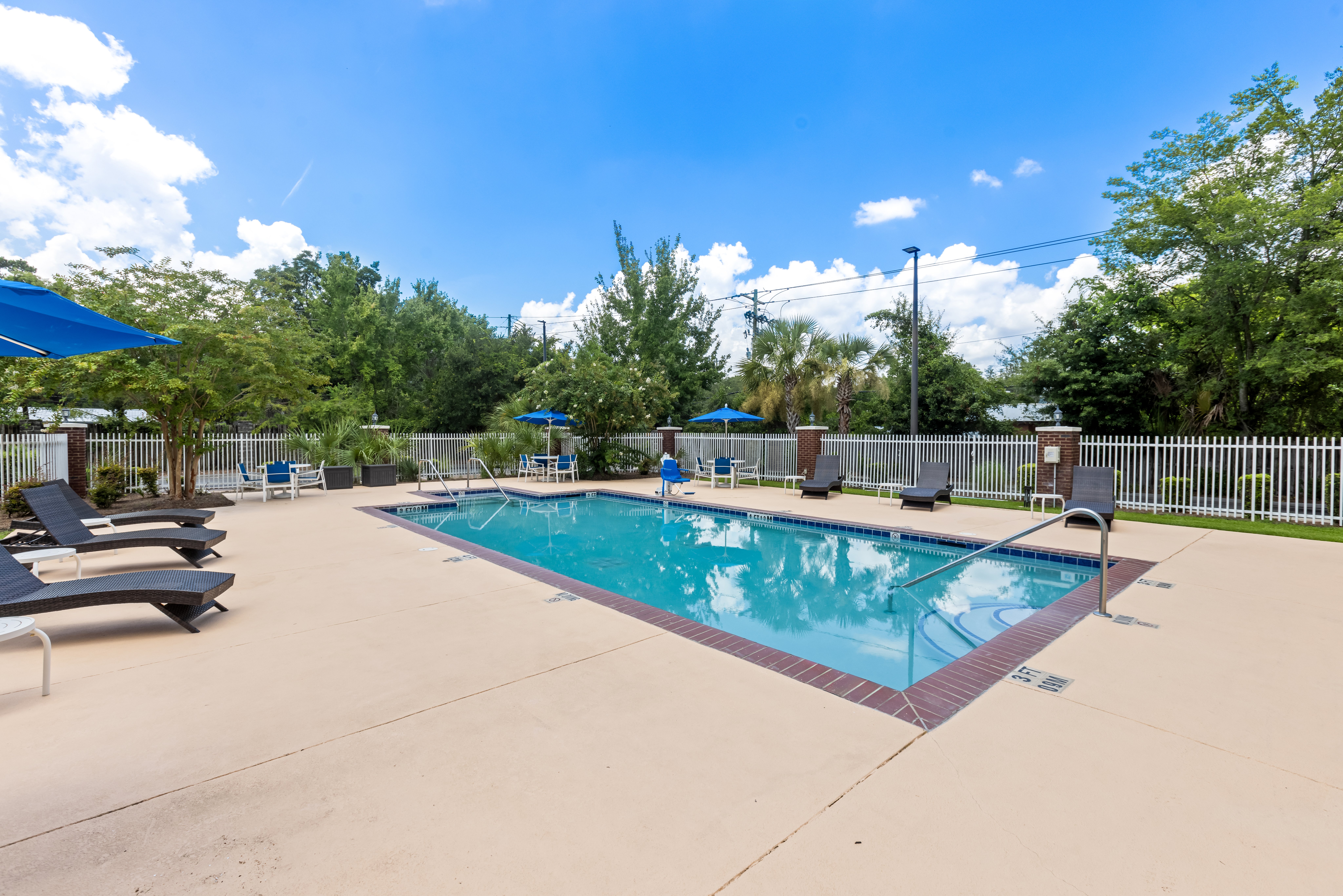 Holiday Inn Express Hotel Suites Savannah Midtown 75/81