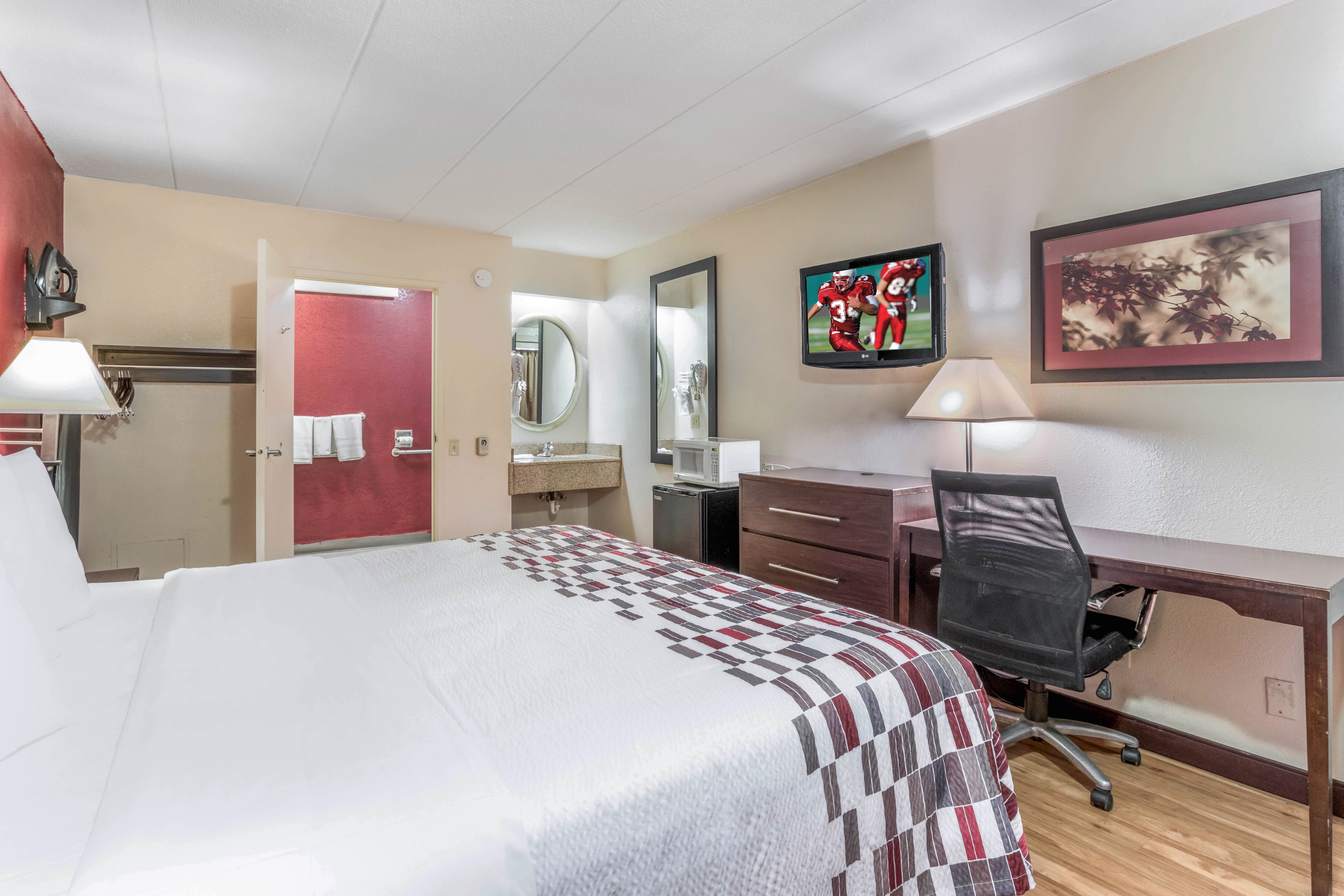 Superior, King Bed, Accessible, Red Roof Inn Columbia Mo 3/4
