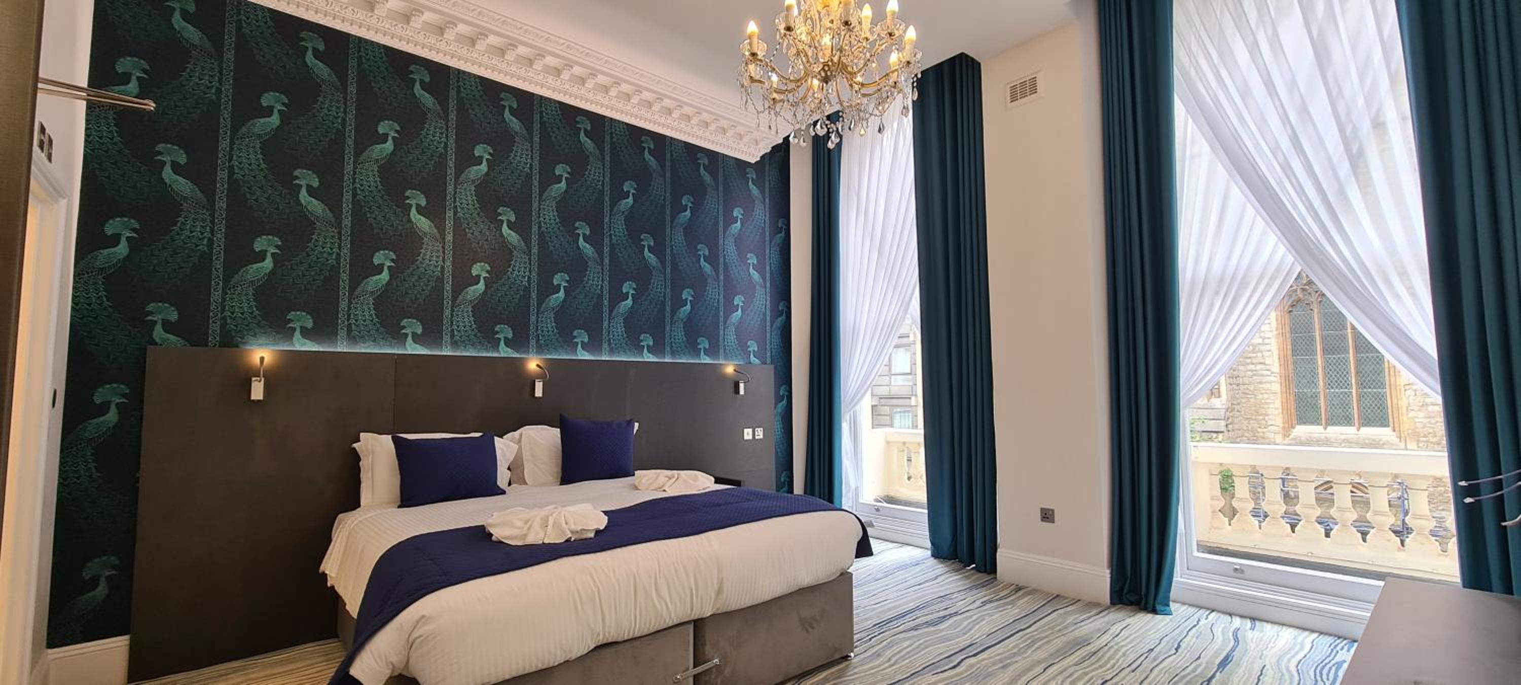 جناح، Commodore Hotel London 6/10