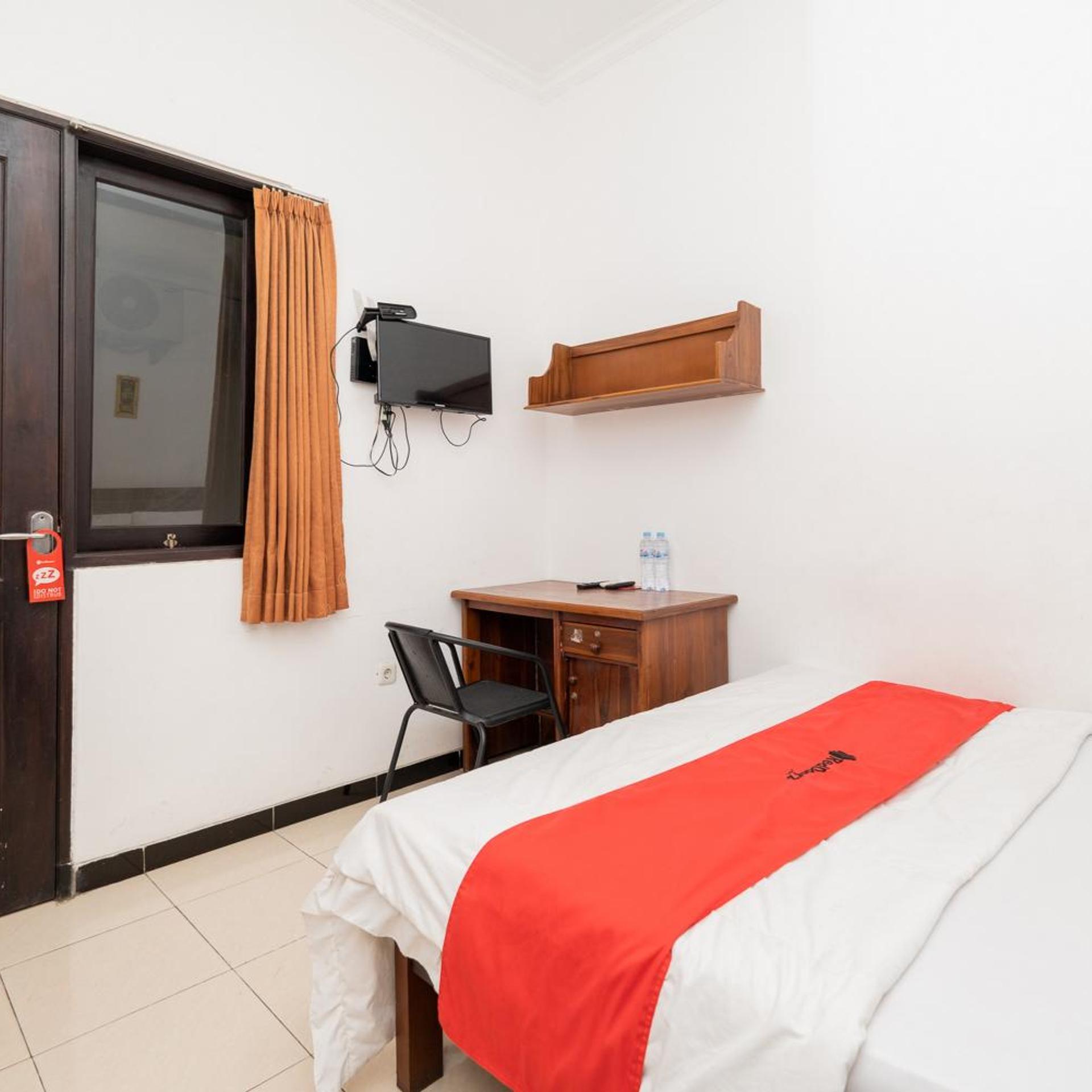 OYO Flagship 90524 Holistay Surabaya New 17/33
