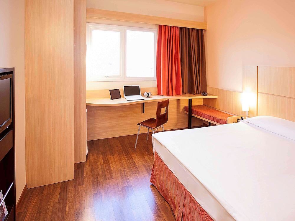 Ibis Uberlandia 11/56