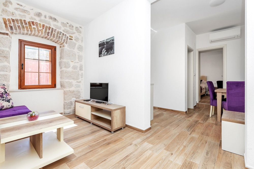 Apartments Mezini 11 25/50