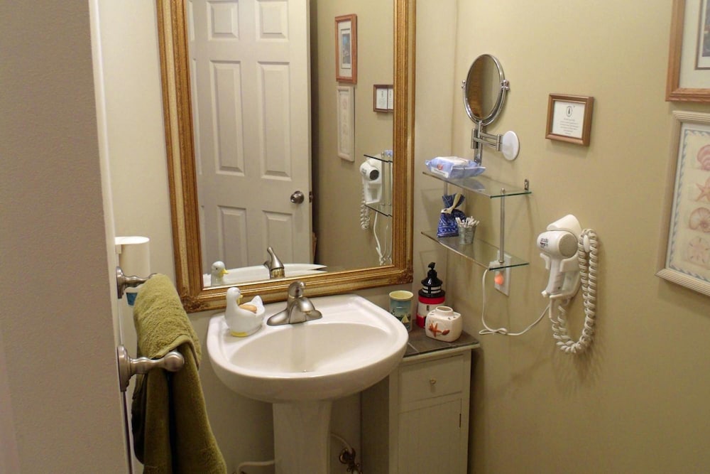 Inn to the Woods Bed and Breakfast 32/33