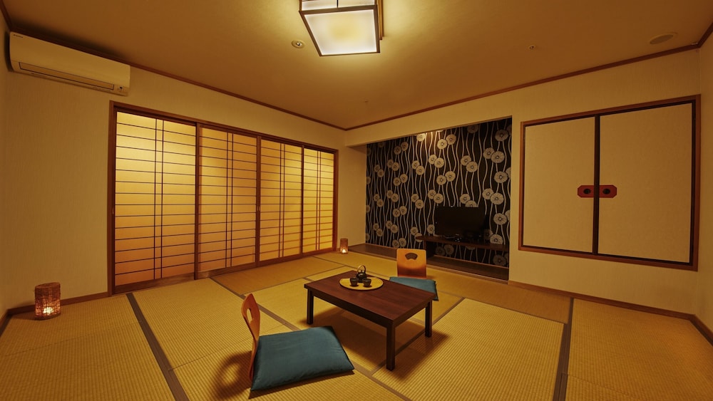 Japanese, Standard, 5 Futon Beds, No Bathroom