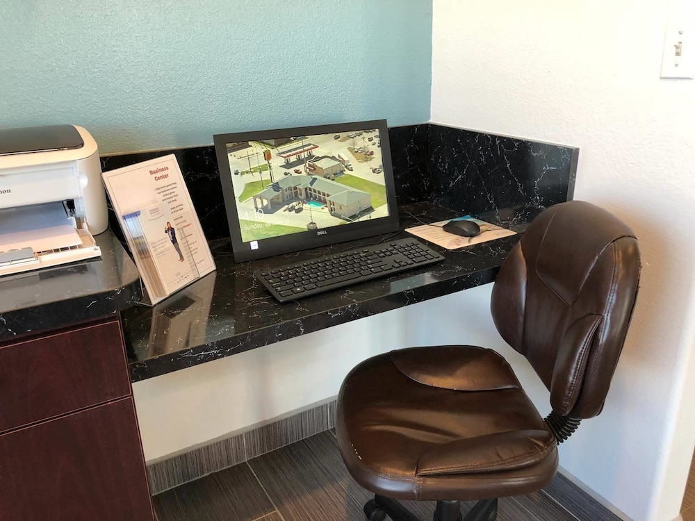 Super 8 by Wyndham Forney/East Dallas 24/27