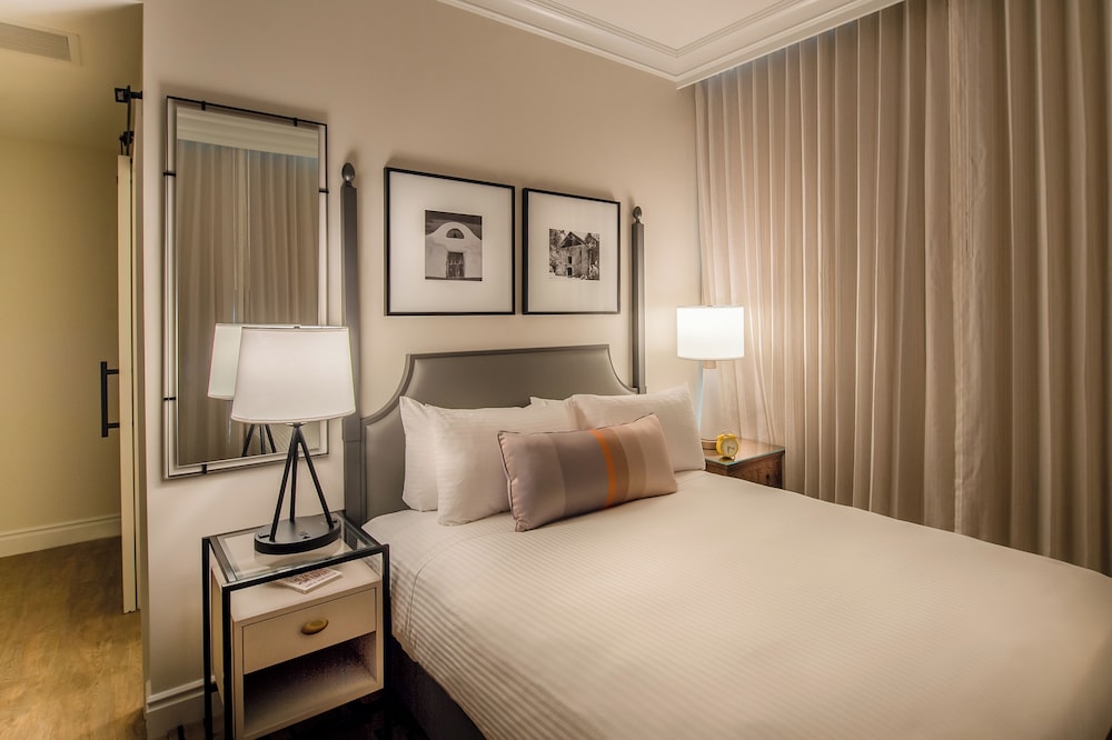 DELUXE, QUEEN BED