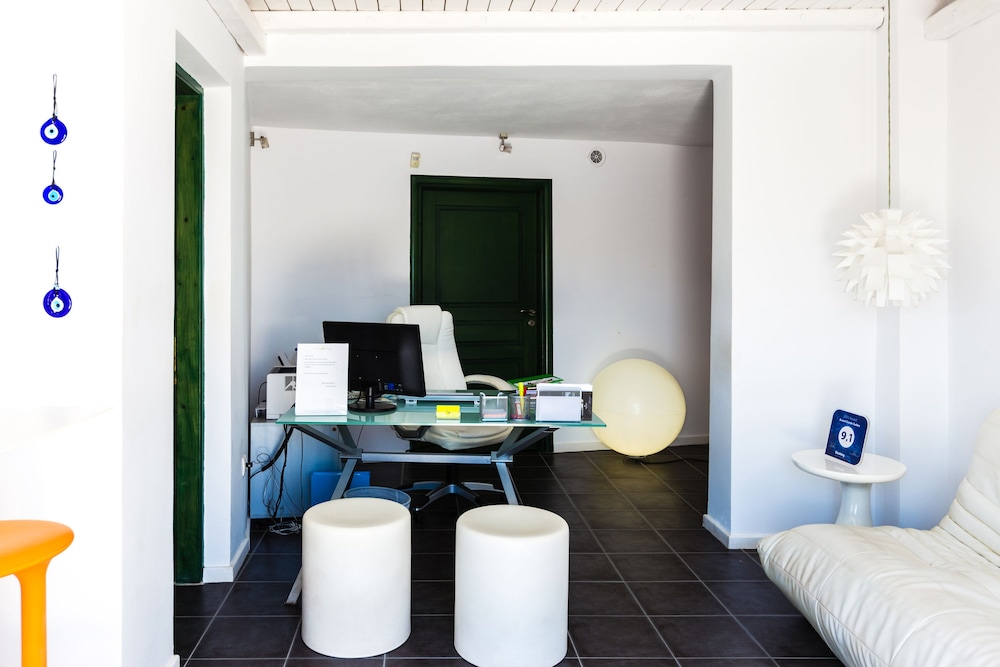 AVANT GARDE SUITES 60/82
