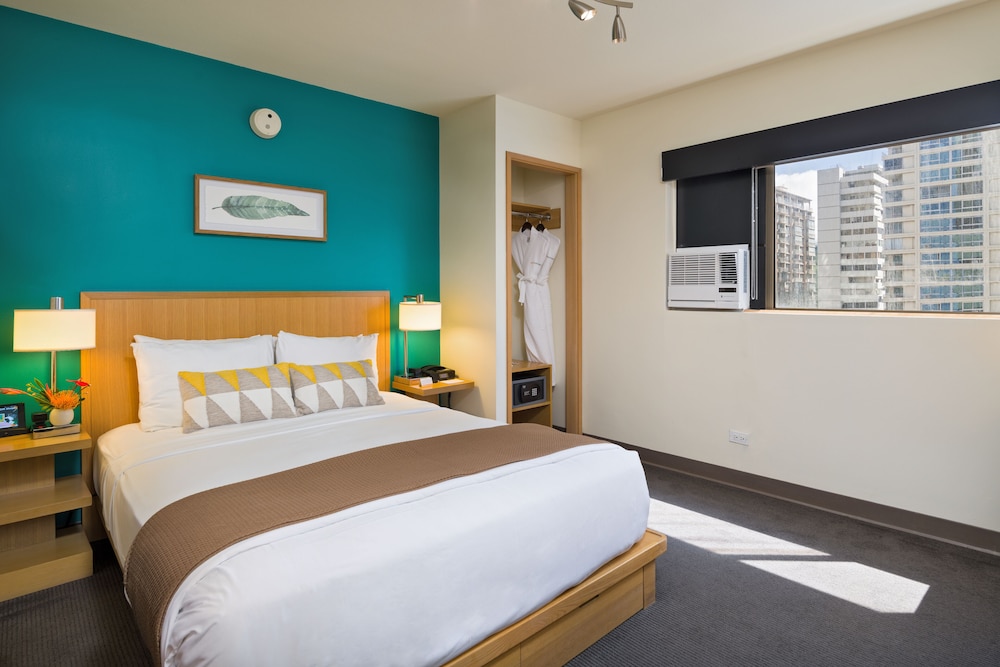 COSMOPOLITAN, STANDARD, QUEEN BED, CITY VIEW