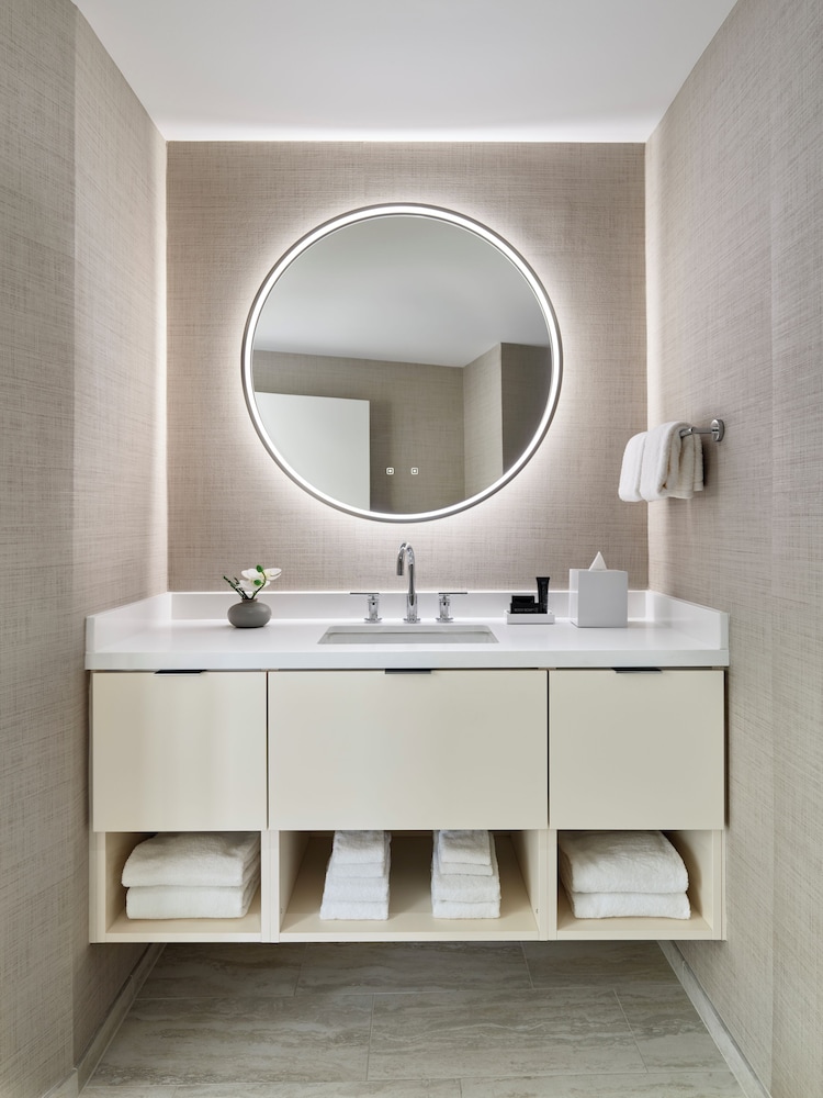 Deluxe, Queen Bed, Balcony, Accessible, One Washington Circle DC, Tapestry Collection by Hilton 3/4