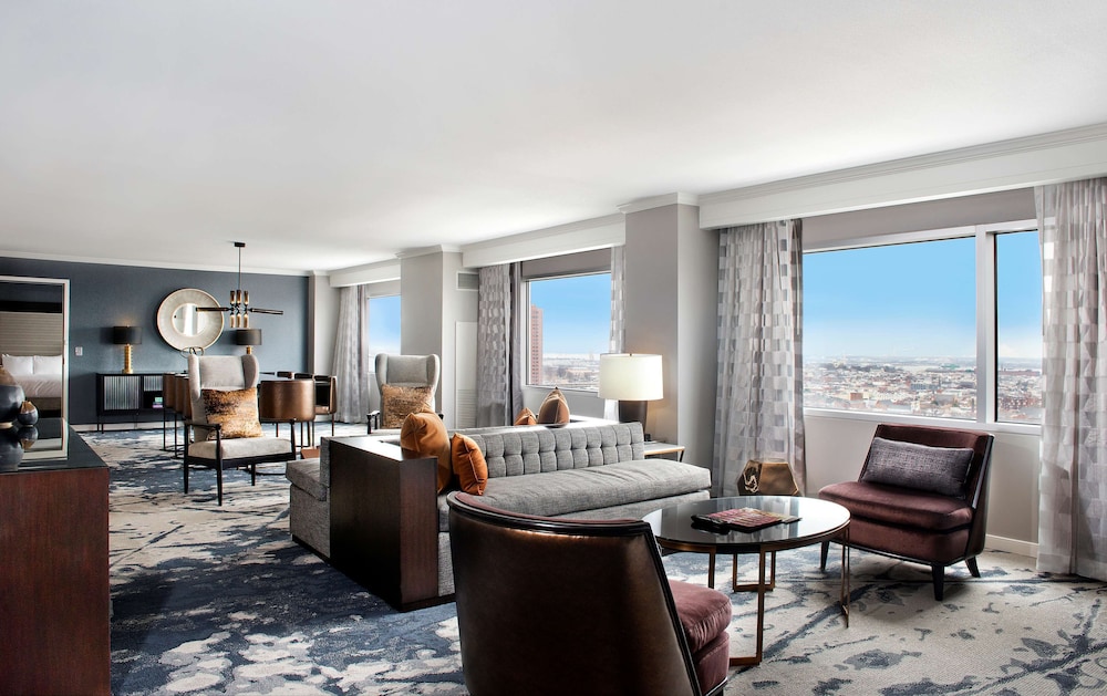 Hilton Baltimore Inner Harbor 52/84
