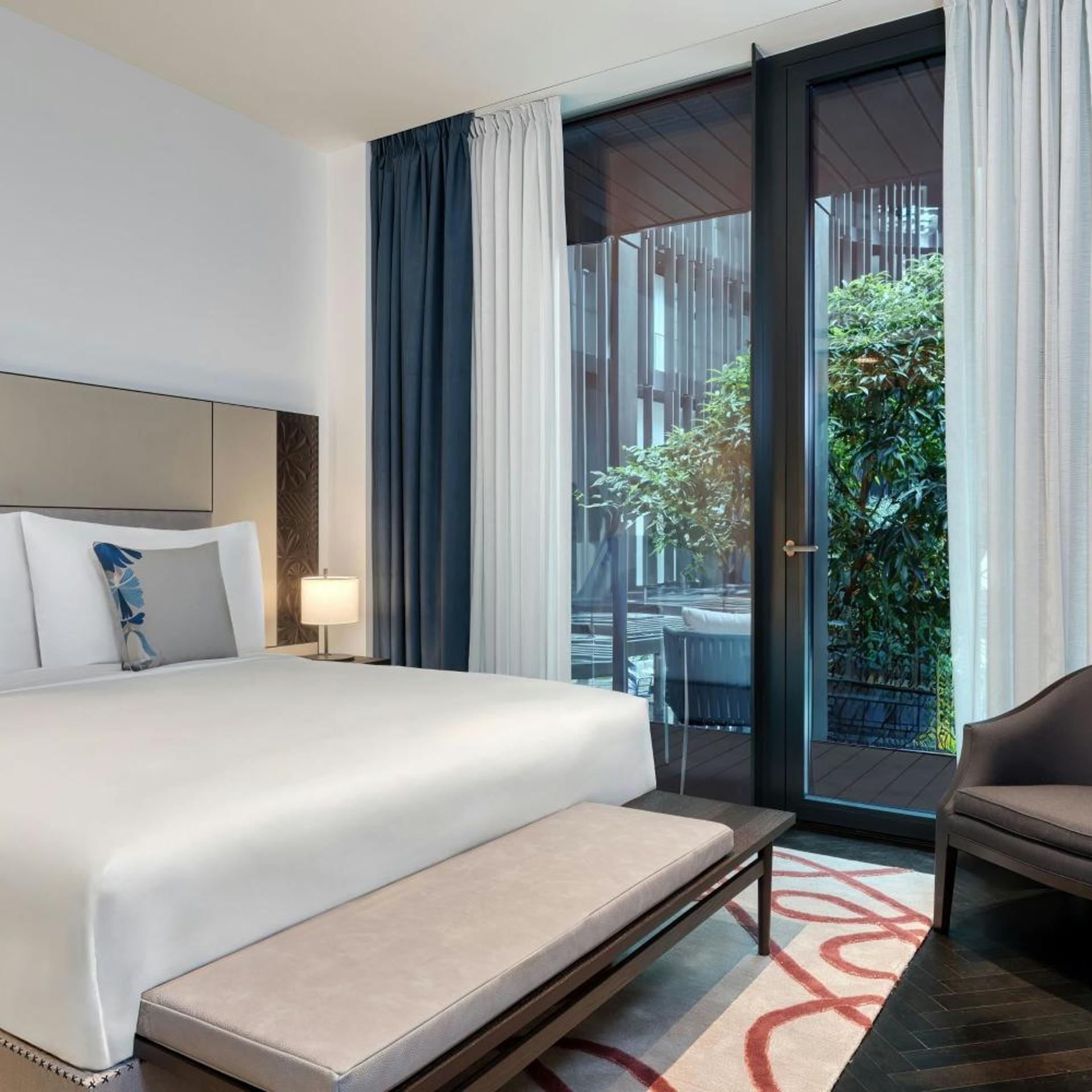 1 Bedroom, Atrium, Suite, King Bed, Atrium View, Balcony