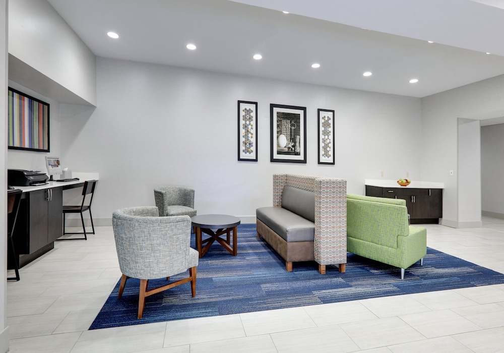 Holiday Inn Express Hotel Suites Cleburne 55/76