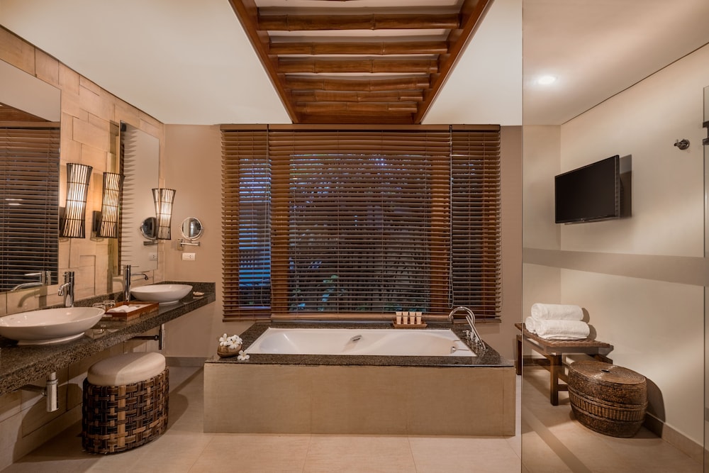 Crimson Resort and Spa Mactan 50/50