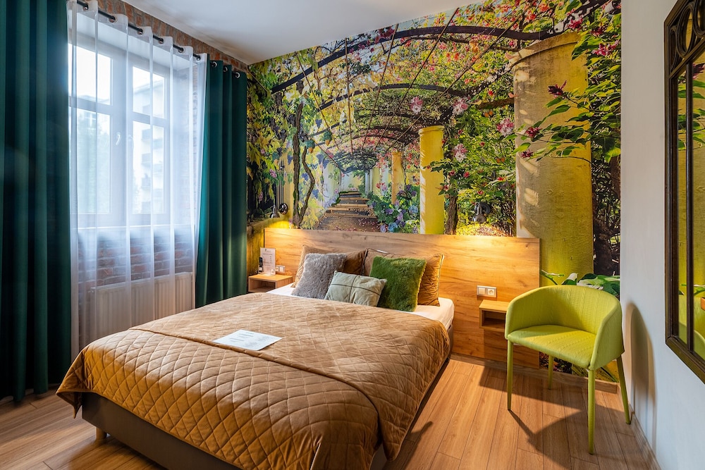 1 BEDROOM, BUSINESS, SUITE, QUEEN BED, SOFA