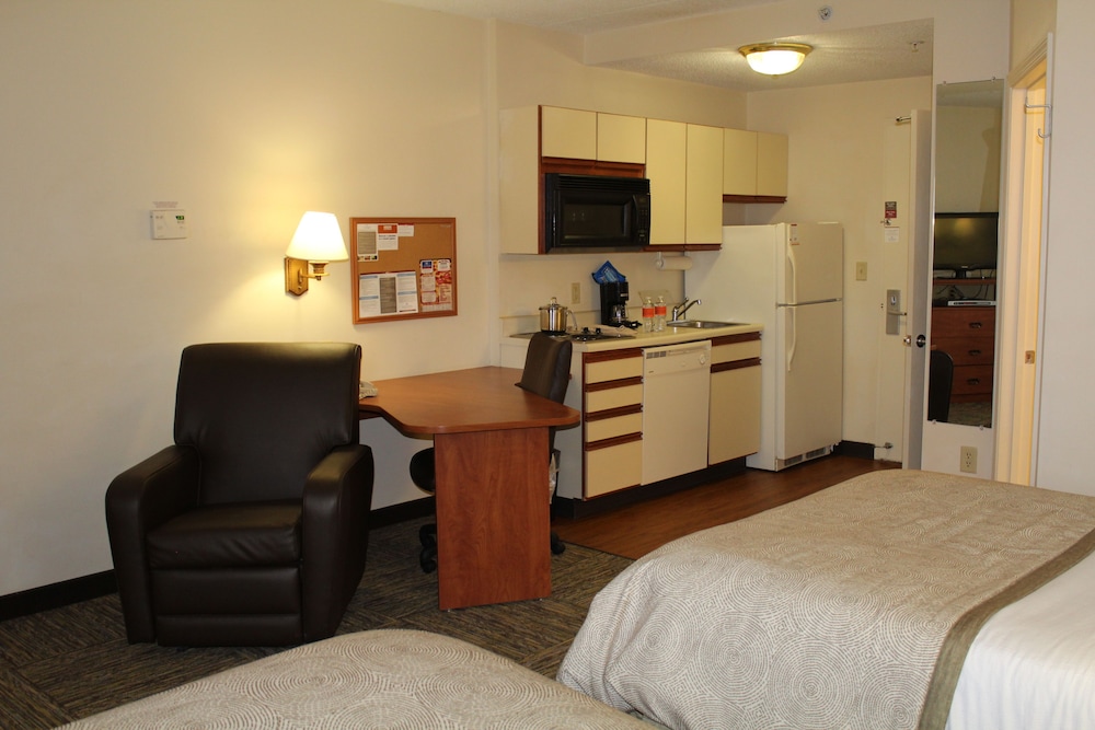 Candlewood Suites Syracuse-Airport 24/75