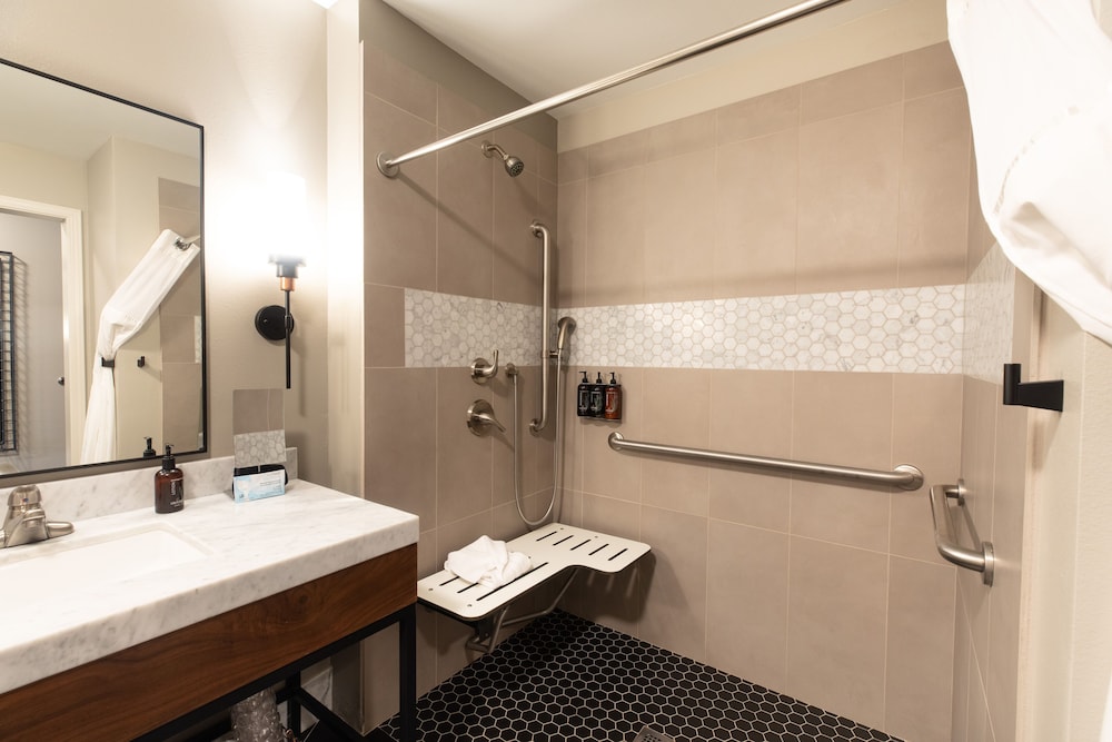 Oxford Suites Paso Robles 51/54