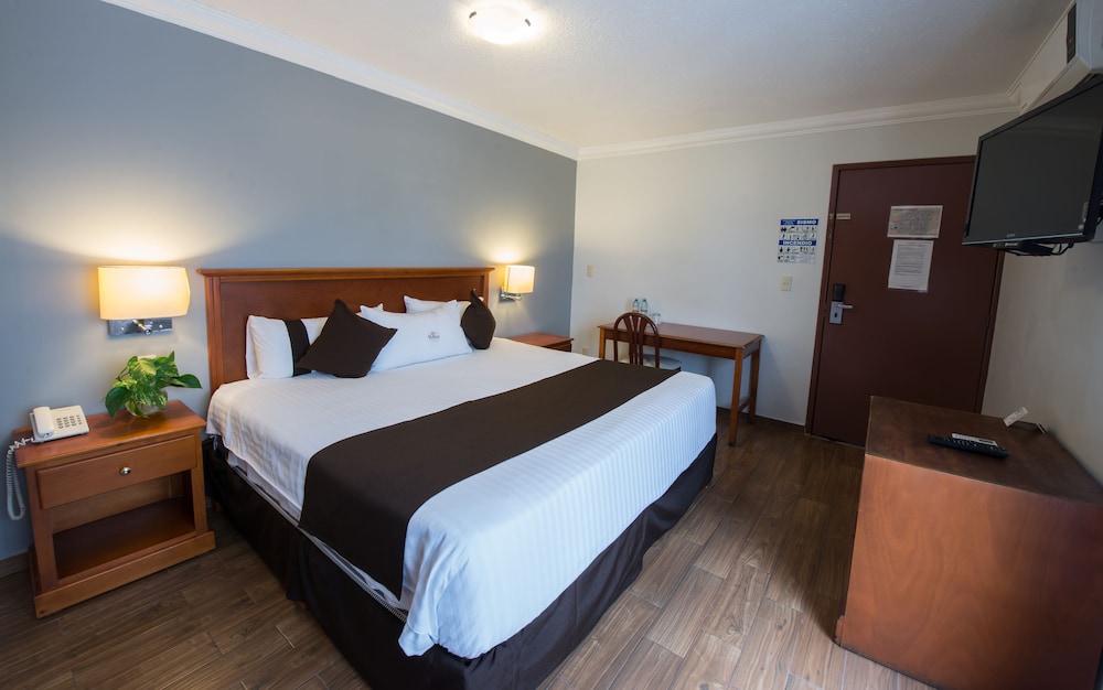 DEL MARQUES HOTEL AND SUITES 23/53